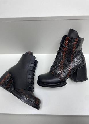 Черные кожаные ботинки на каблуке ботильоны на шнуровке5 фото