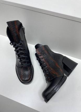 Черные кожаные ботинки на каблуке ботильоны на шнуровке4 фото