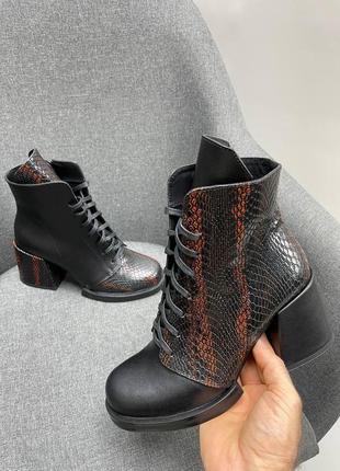 Черные кожаные ботинки на каблуке ботильоны на шнуровке10 фото