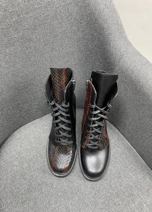 Черные кожаные ботинки на каблуке ботильоны на шнуровке8 фото
