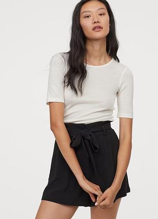 Шорти бермуди чорні с паском ремінцем защипами