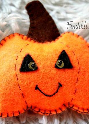 Яркая оранжевая милая тыковка. тыква на хеллоуин. тыква из фетра. halloween decor