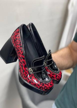 Кожаные лаковые туфли на каблуке и платформе из натуральной кожи