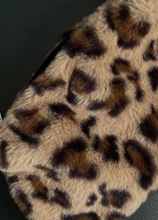 Пушистая сумка багет в леопардовый принт4 фото