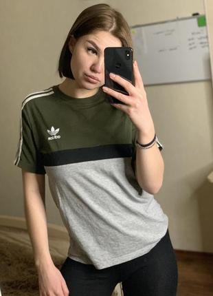 Футболка adidas с лампасами2 фото