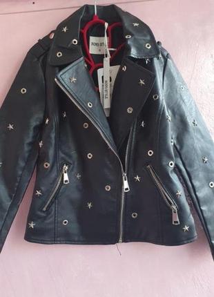 Кожаная п.е. куртка косуха с металлическими украшениями4 фото
