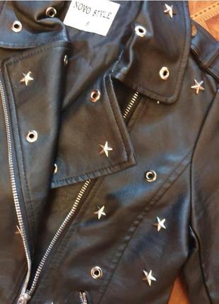 Кожаная п.е. куртка косуха с металлическими украшениями8 фото
