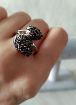 Кольцо в камнях 🍓 клубника 19 размер