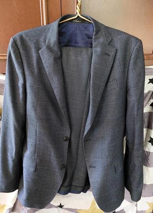 Чоловічий діловий костюм