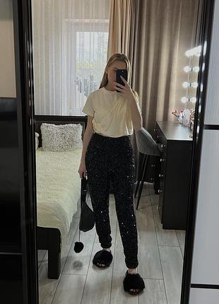Яркие штанишки на высокой посадке в пайетках от prettylittlething на скрытой молнии сбоку😍