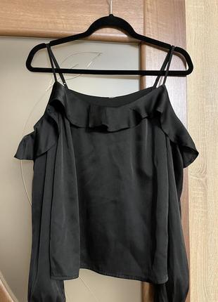 Атласная блуза с открытыми плечами