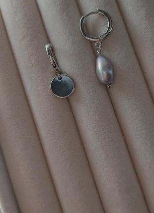 Серьги-кольца с серой жемчужиной1 фото