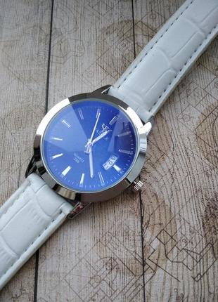 Мужские часы yazole с датой и синим циферблатом.