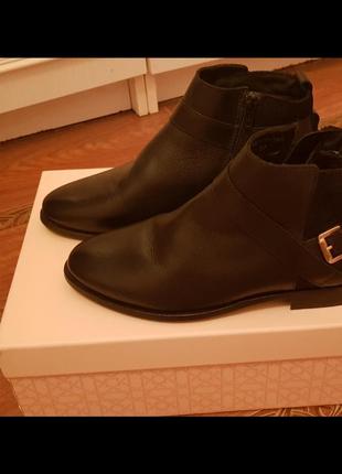 Ботинки известного французского бренда, очень качественные и стильные. на ногу 23см, кожаные, сзади замш