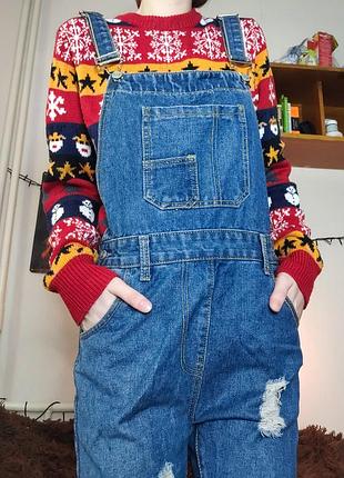 Джинсовый комбенизон с потертостями