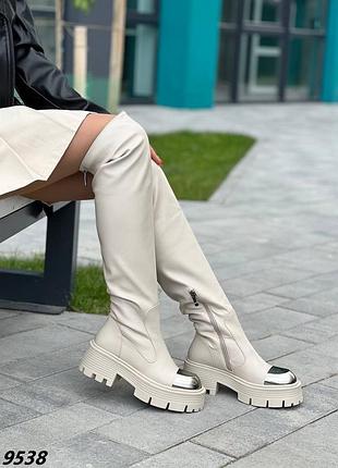 Світло - бежеві ботфорти єврозима на тракторній підошві