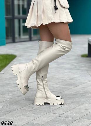 Світло - бежеві ботфорти єврозима на тракторній підошві