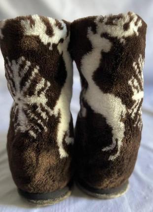 Тапочки-чуни высокие коричневые с узором "олени"