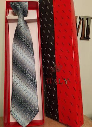 Шикарный галстук в подарочной коробке.