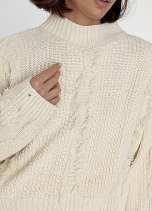 Женский вязаный свитер с рваным эффектом и бахромой3 фото