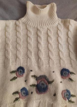 Белый вязаный свитер с воротником и с узором2 фото