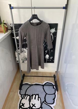 Облягающее графитовое платье