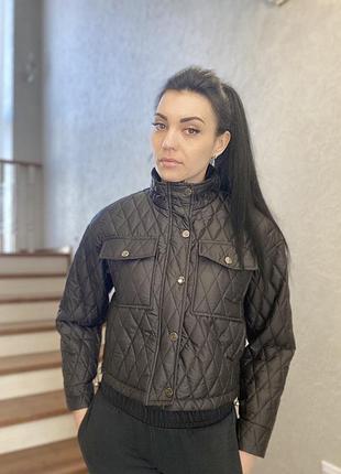 Стьобана демісезонна куртка для дівчинки підлітка чорна укорочена