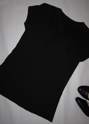 Чорна футболка з бахромою3 фото