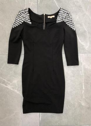 Черное платье нарядное чёрное платье с камнями на плечах