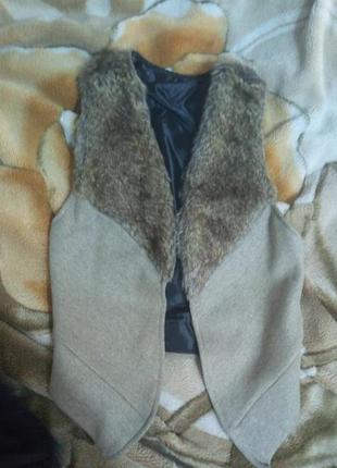 Жилетка з хутром укороченая