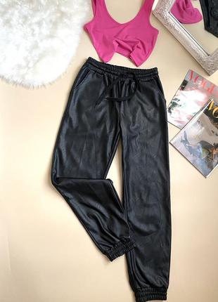 Черные женские штаны джогеры кожаные4 фото