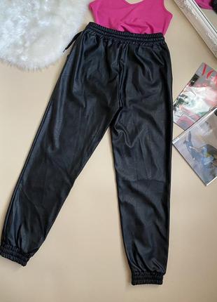 Черные женские штаны джогеры кожаные6 фото