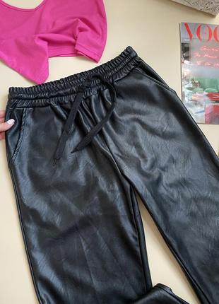 Черные женские штаны джогеры кожаные3 фото