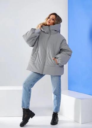 Женская короткая серая объемная зимняя куртка на молнии4 фото