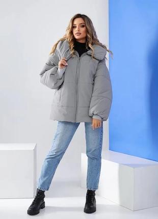 Женская короткая серая объемная зимняя куртка на молнии5 фото