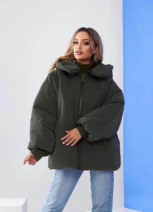 Женская короткая зимняя куртка хаки объемная на молнии с капюшоном