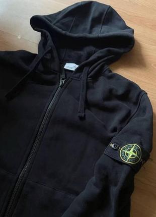 Черная зип-кофта stone island