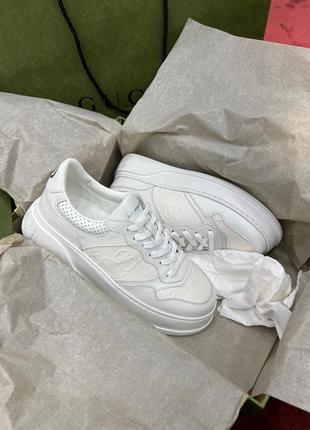 Кроссовки gucci белые женские с тиснением gg