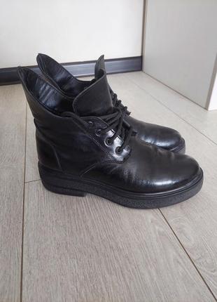 Черные кожаные демисезонные ботинки1 фото