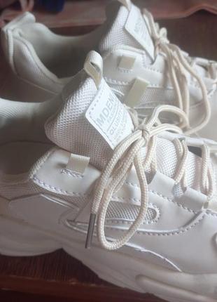 Стильные женские кроссовки белые. стильное белое женккие кроссовки.7 фото