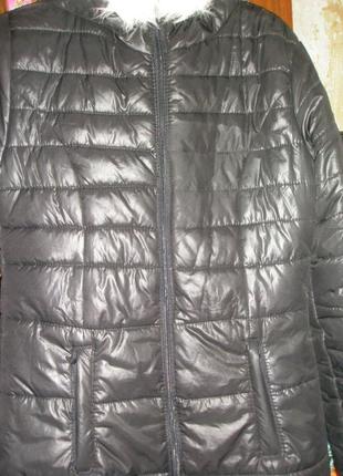 Куртка удлинённая с капюшоном.