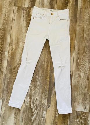 Белые джинсы