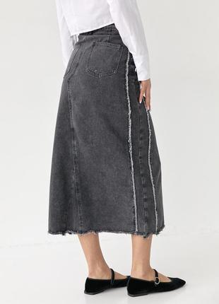 Джинсовая юбка миди с разрезом и бахромой6 фото
