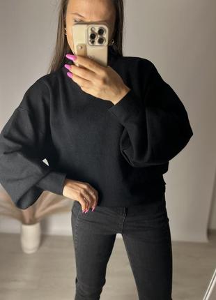 Трендовый черный свитер с объемными рукавами из плотной вязки
