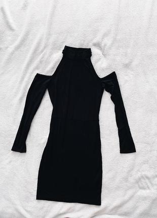 Черное базовое платье с открытыми плечами