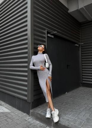 Трикотажное платье в рубчик меди с разрезом