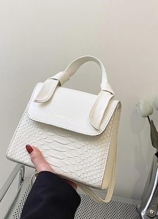 Женская сумка кросс-боди на тонком ремешке белая1 фото