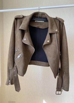 Замшевая косуха от бренда zara в идеальном состоянии