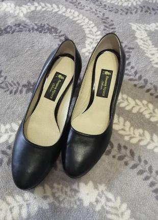 Продам женские, новые, кожаные туфли 42р. очень красиво на ножке. офисный вариант или для корпоративов.1 фото