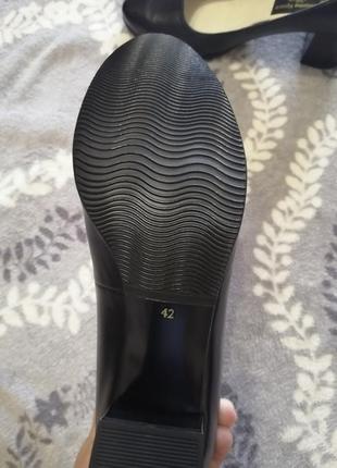 Продам женские, новые, кожаные туфли 42р. очень красиво на ножке. офисный вариант или для корпоративов.2 фото